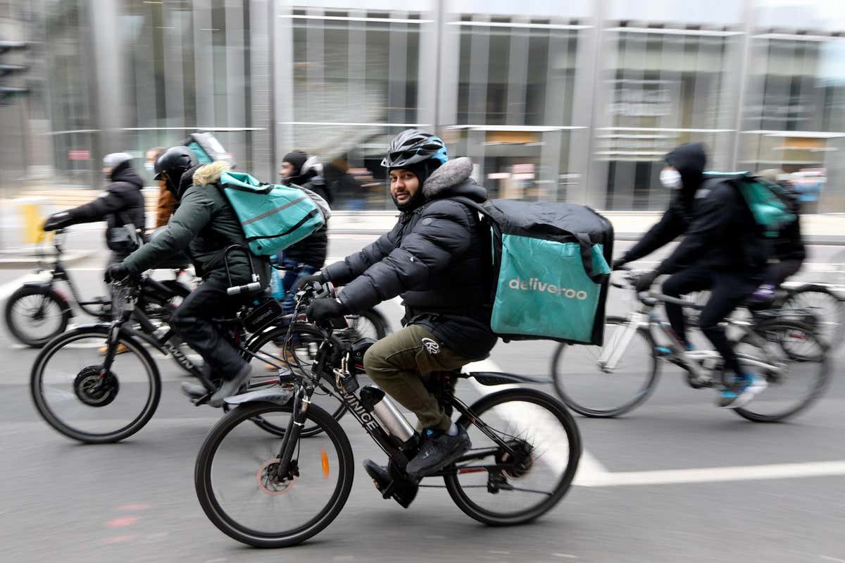 Deliveroo riders demonstrate to push for improved working conditions, in London, Britain, April 7, 2021. REUTERS/Toby Melville - RC2ZQM9TH8B5
